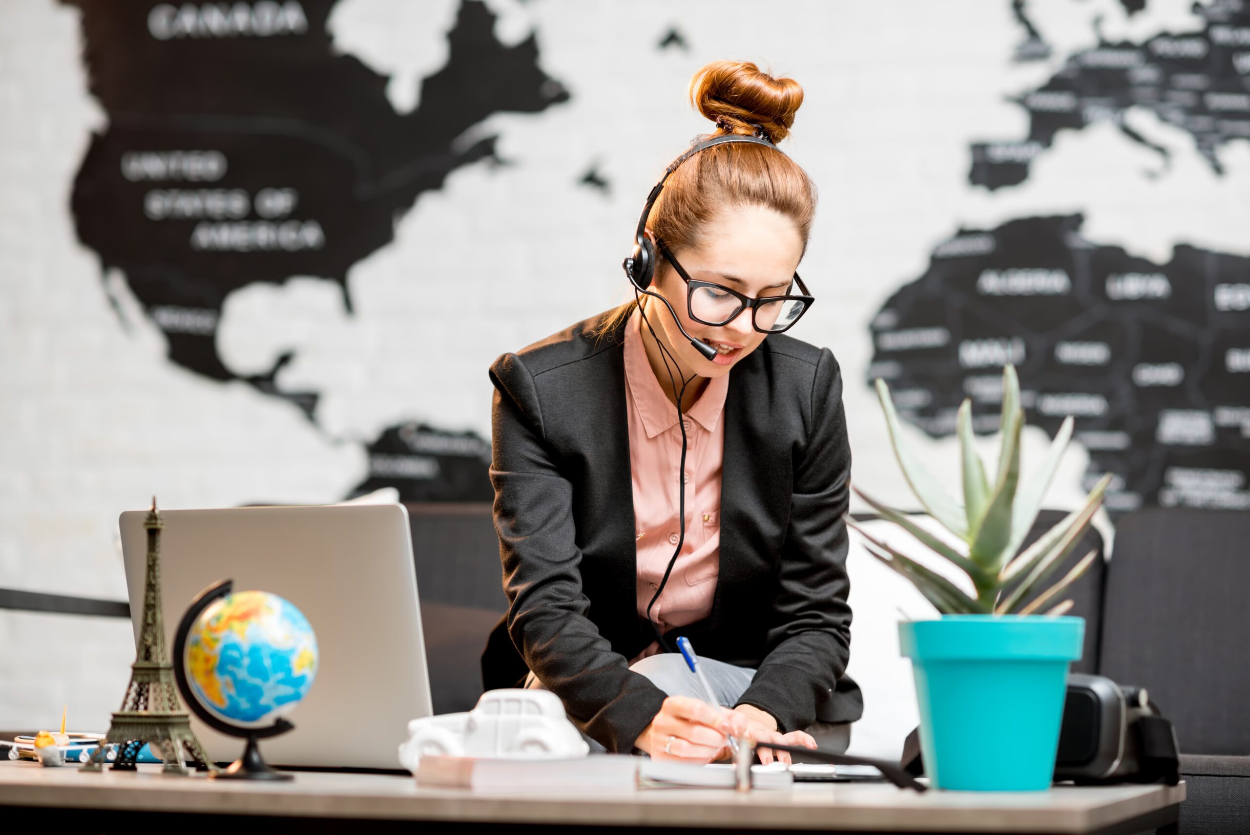 Imagen de una recepcionista en su despacho de una empresa internacional.